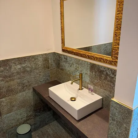 Hotello אכסניה *